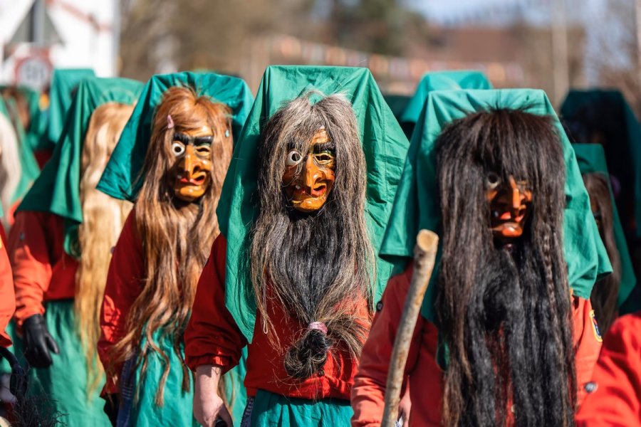 Le figure giullaresche Lehr-Hexen Niedereschach prendono parte a un evento carnevalesco a Fischbach, in Germania.