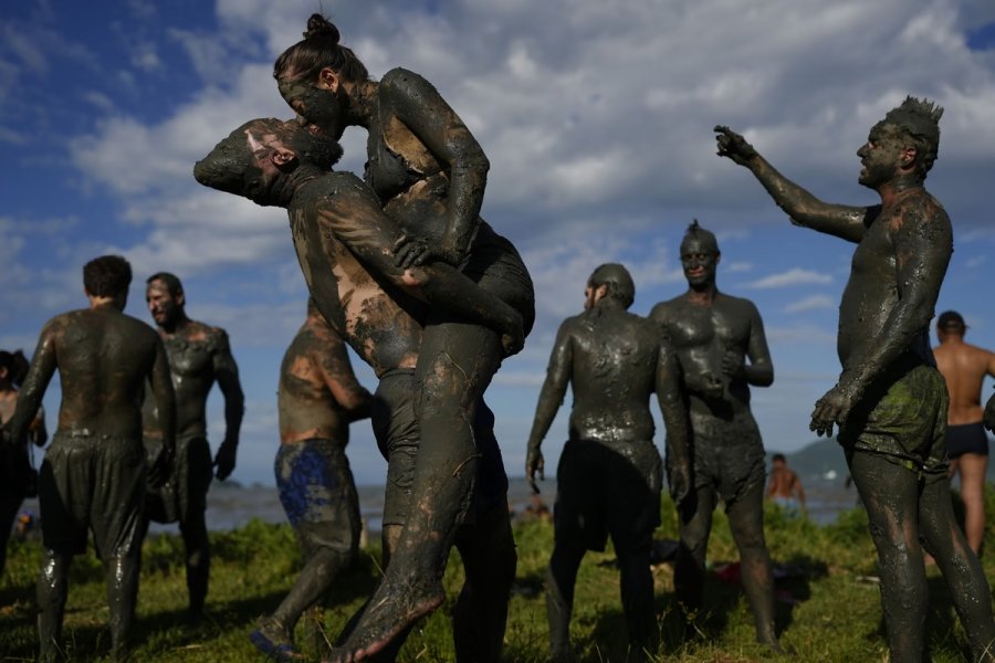 Un bacio durante la tradizionale festa del Carnevale del Bloco da Lama a Paraty, in Brasile