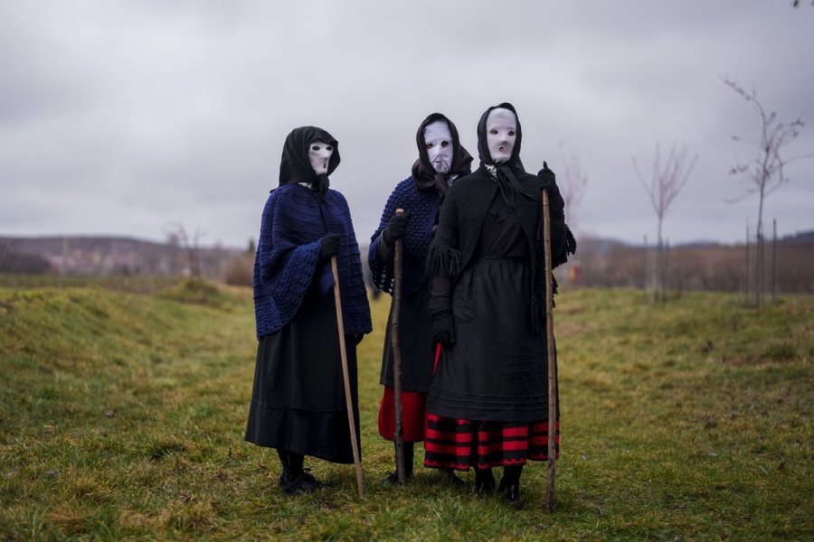 "mascaritas" partecipano a una tradizionale celebrazione di Carnevale nel piccolo villaggio di Luzón, in Spagna